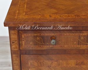 Prezioso cassettone artigianale in noce con intarsi in legno di ulivo e di rosa con 3 cassetti stile neoclassico